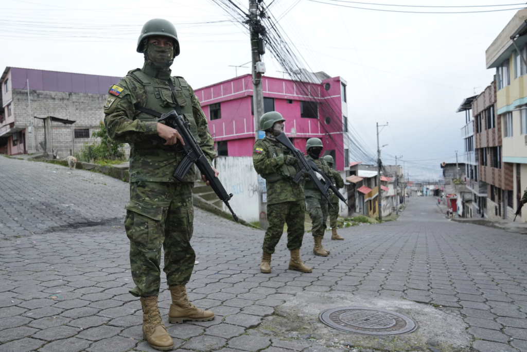 Policías militares patrullan las calles en Ecuador durante estado de excepción